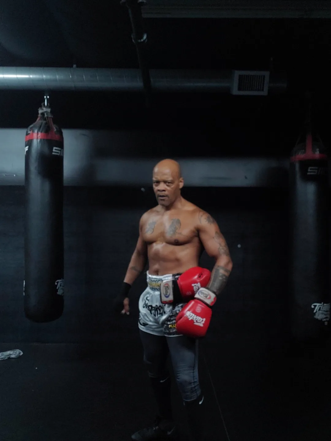 Coach Bizz holding his red gloves between rounds